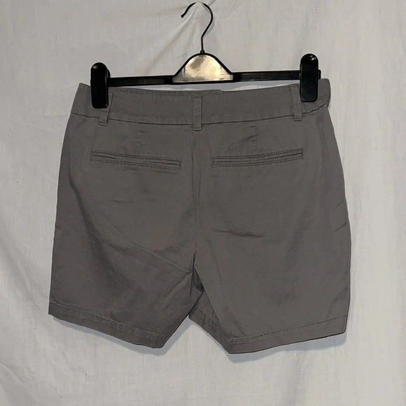 gray Loft Outlet 6" short shorts size 4 - Picture 2 of 3